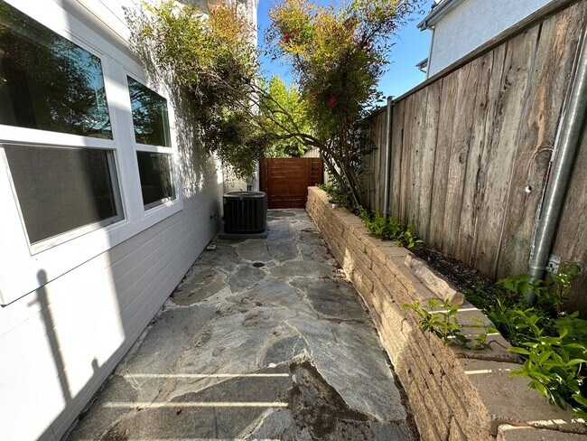 Building Photo - Updated 3 bedroom 2.5 bath with yard
