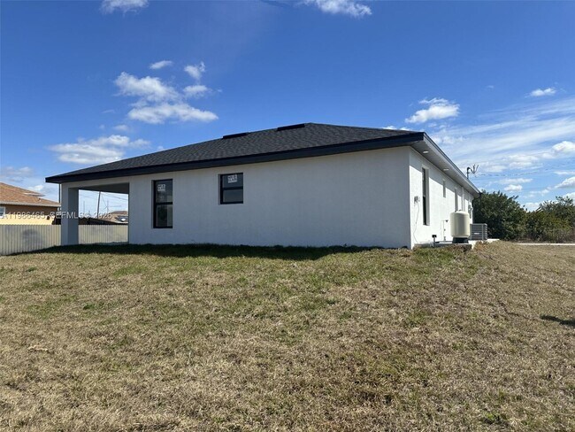 Building Photo - 712 Euston Ave S