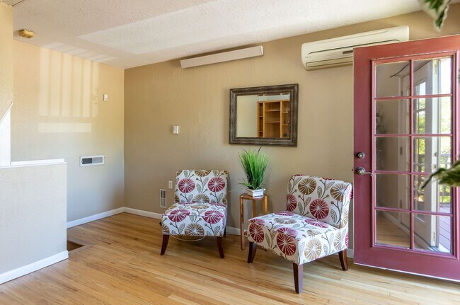 Building Photo - SPRUCE PARK CLASSIC 3 Bedroom  2 Bath 2/STORY 2/CG