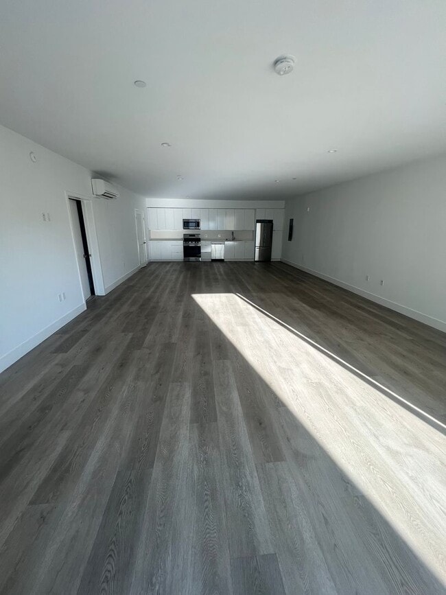 Building Photo - Modern Studio - Available NOW