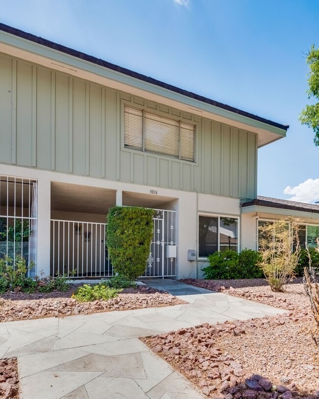 Building Photo - Townhome featuring a vintage floor plan