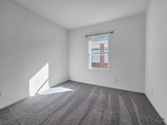 Building Photo - ***Move-in Special*** Move in by 11/30/202...