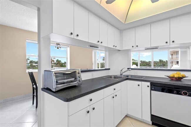 Building Photo - 4010 Galt Ocean Dr