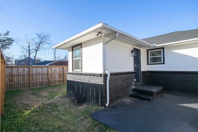 Building Photo - 1111 Westchester Dr