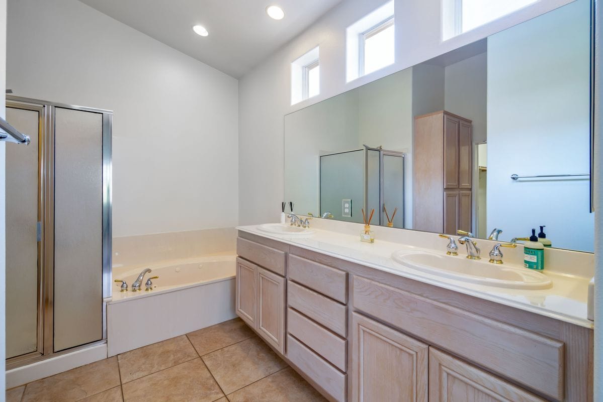 Building Photo - 45596 Torrey Pines Ct