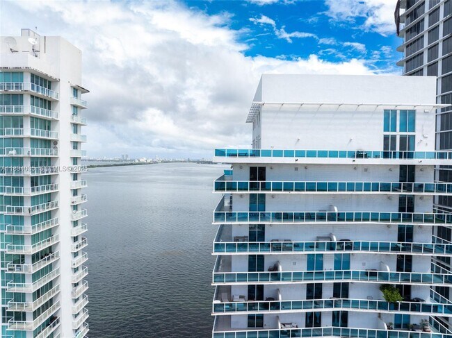 Building Photo - 700 NE 25th St