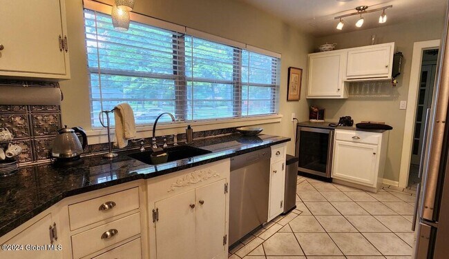 Building Photo - 535 Sand Creek Rd