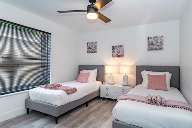 Building Photo - 830 SW 14th Ct