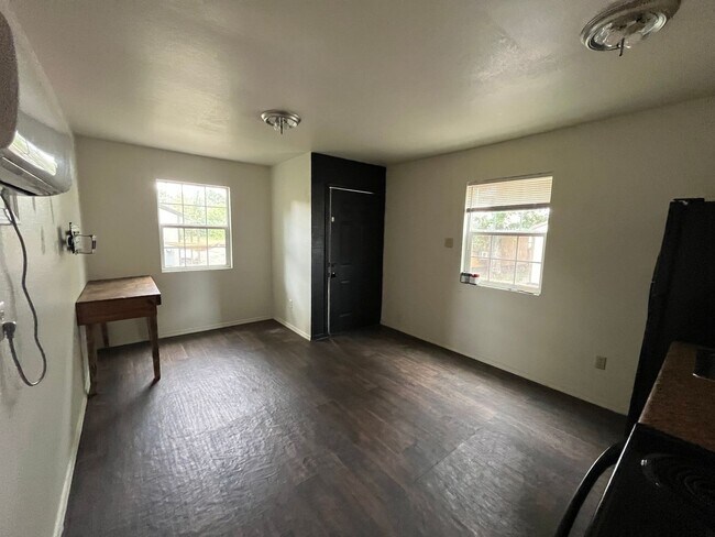 Building Photo - Cabin for rent!