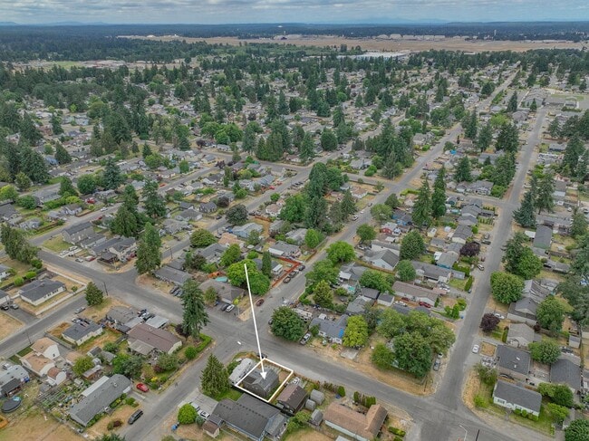 Building Photo - Modern 3-Bed Home Near JBLM with Vaulted C...