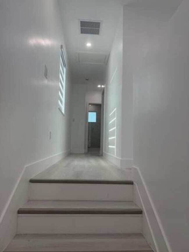 Building Photo - 501 El Prado