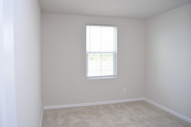 Building Photo - Modern 3-Bedroom Townhome in Desirable Bear Park