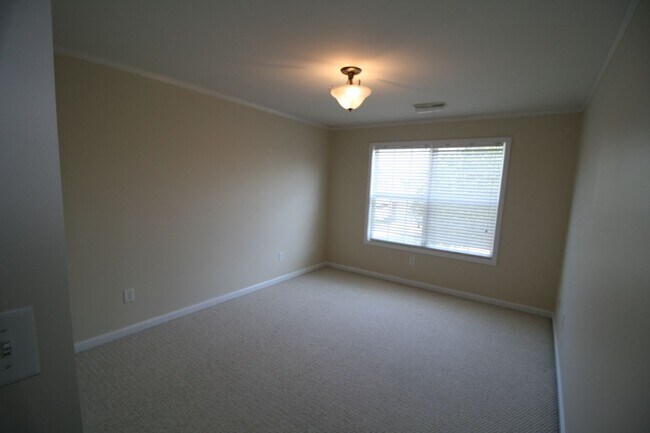 Building Photo - Willow Bend Home. 1st Floor Primary Bedroo...