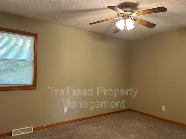 Building Photo - 401 SW Stoney Brook Ln