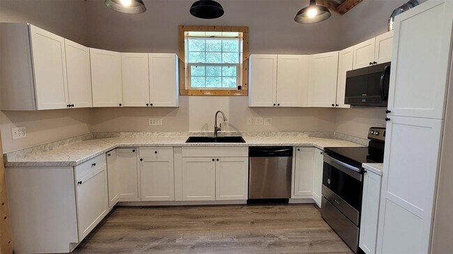 Building Photo - 9420 Greenwood Dr