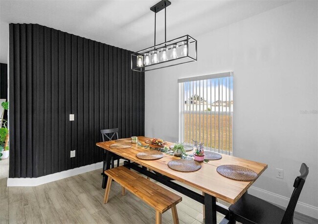 Building Photo - 817 Desmoines Pl