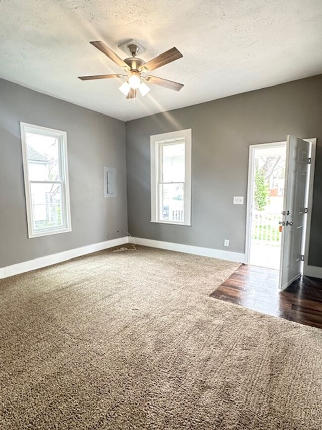 Building Photo - RECENTLY REMODELED 1 BEDROOM 1 BATH - COZY...