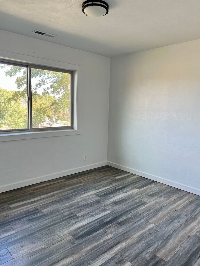 Building Photo - 3 Bedroom Plus Office, 2.5 Bath Located in...