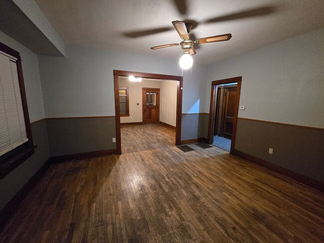 Building Photo - 2 bedroom plus large bonus room, large liv...