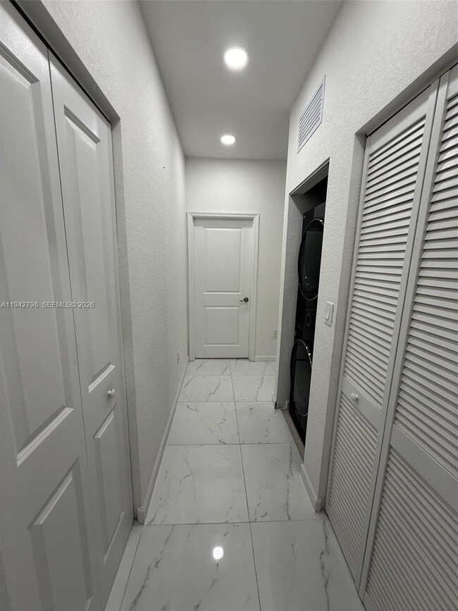 Building Photo - 21432 NE 2nd Path