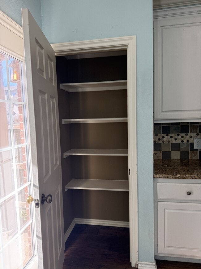 Building Photo - 1425 W Villa Maria Rd