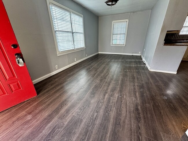 Building Photo - 719 Small St