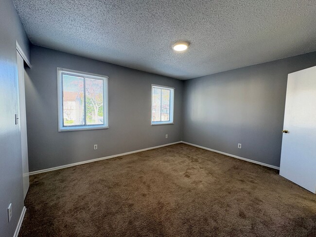 Building Photo - 3 Bedroom, 2.5 Bathroom Condo in High Point!