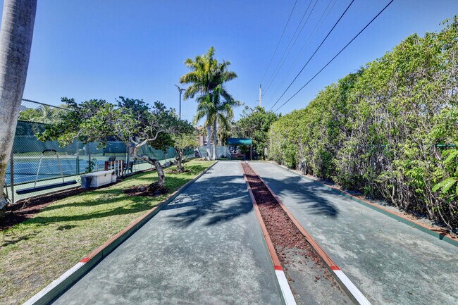 Building Photo - 17 Royal Palm Way