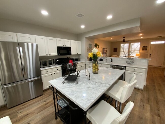 Building Photo - Fully Furnished Townhouse with Lake Views