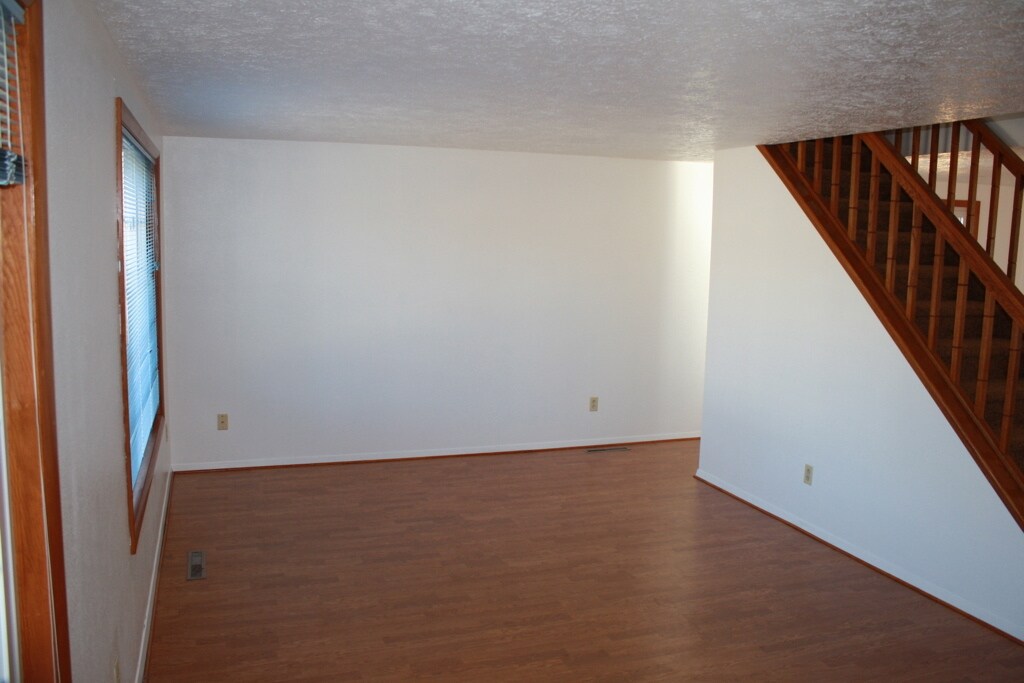 Living room, unfurnished - 3524 English Court