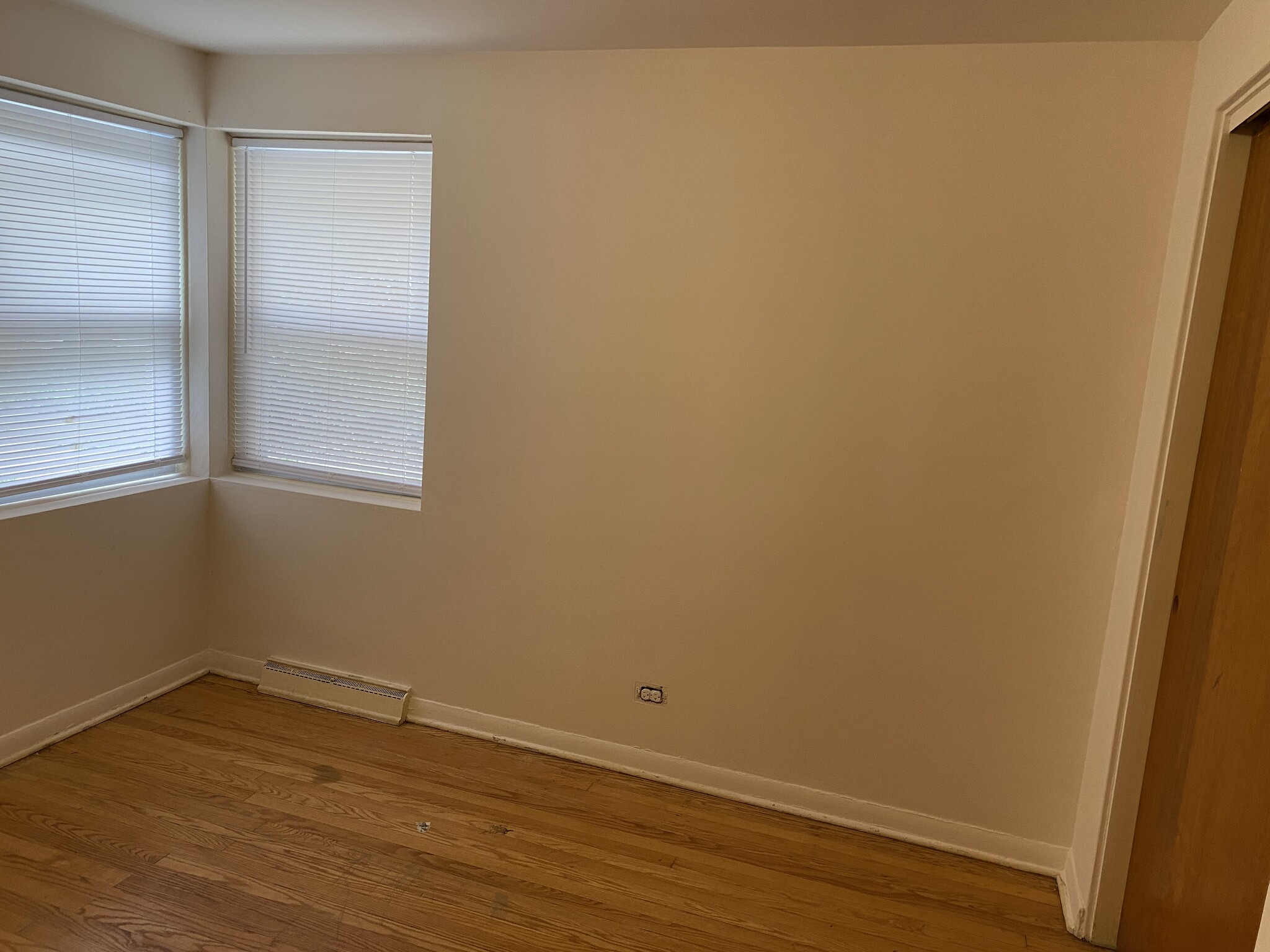 Building Photo - 5541 N Artesian Ave