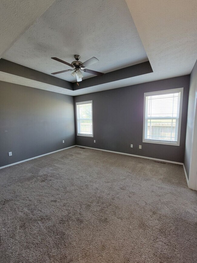 Building Photo - Beautiful & Spacious 3 Bedroom, 2 Bathroom...