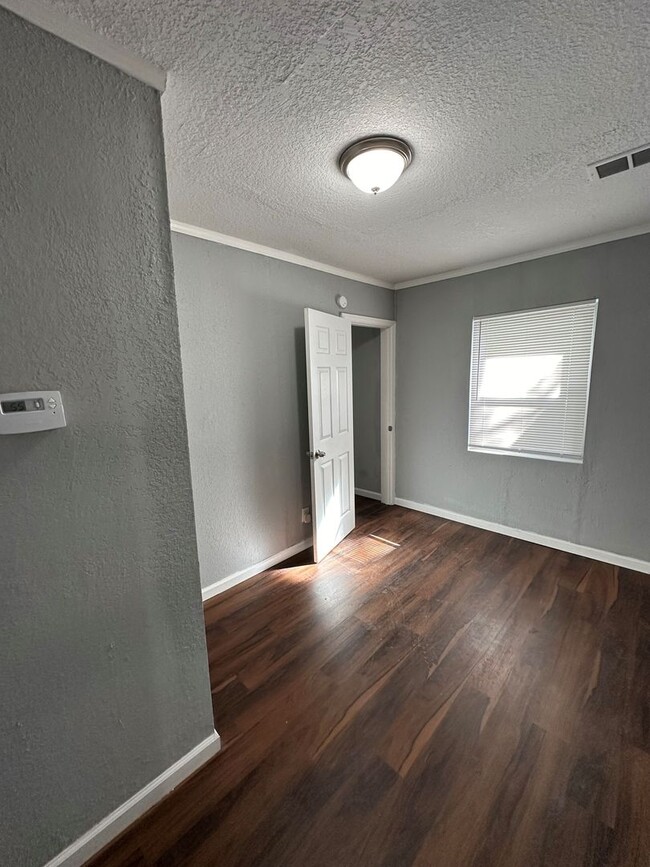 Building Photo - Welcome home to this FULLY RENOVATED 3-bed...