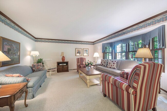 Building Photo - Beautiful 3BD/2.5BA Ranch in Park-like Set...