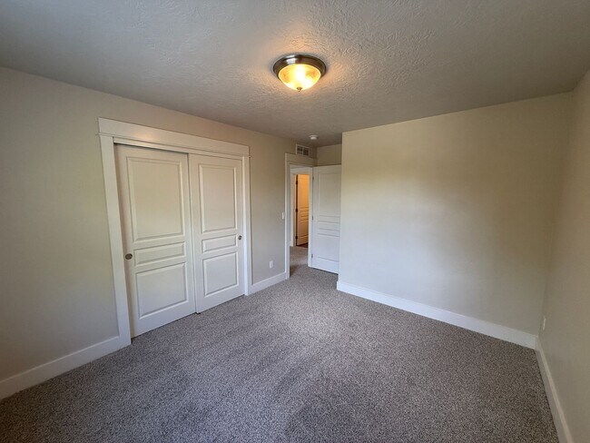 Building Photo - Spacious 3 Bedroom Home with Main-Level Primary Suite in Greenbriar Commons