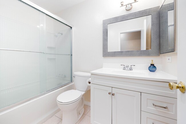 Building Photo - Spacious 4 Bedroom Townhouse in the Heart of Mira Mesa!