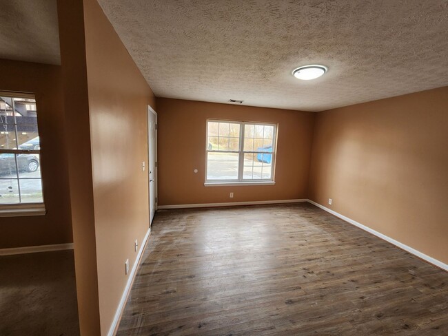 Building Photo - Spacious 2 bedroom 1st floor apartment wit...