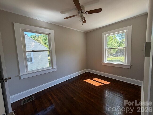 Building Photo - 704 N Miller Ave