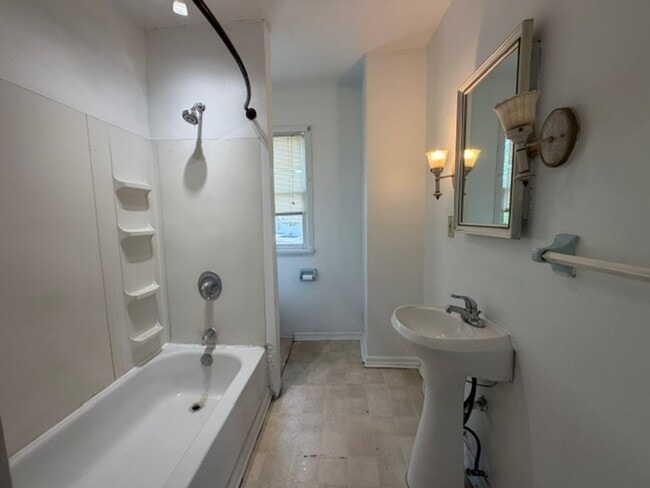 Building Photo - Spacious 4-Bedroom Home with 2 Full Baths, Central A/C & Fenced Yard!