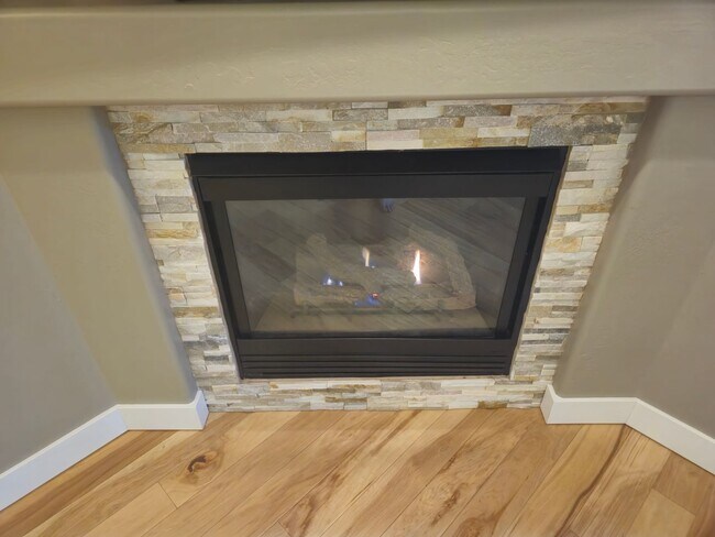 Building Photo - Beautiful Boulder Pointe Home! 3bd / 2ba + Office - No Students! - Small Pets Considered!! Avail....