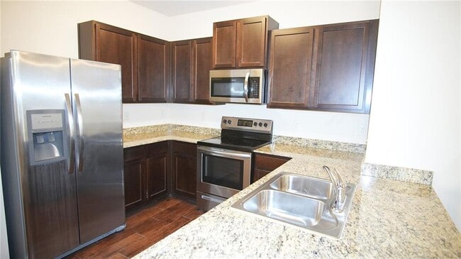 Building Photo - 813 Blue Hill Ln