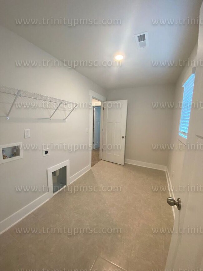 Building Photo - Gorgeous 4/2.5 waiting for you!