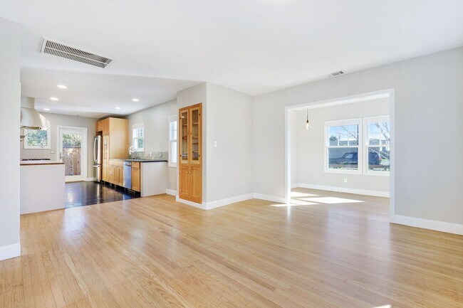 Building Photo - 815 Sweetbriar Rd