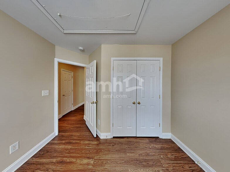 Building Photo - 7842 Jester Park Dr