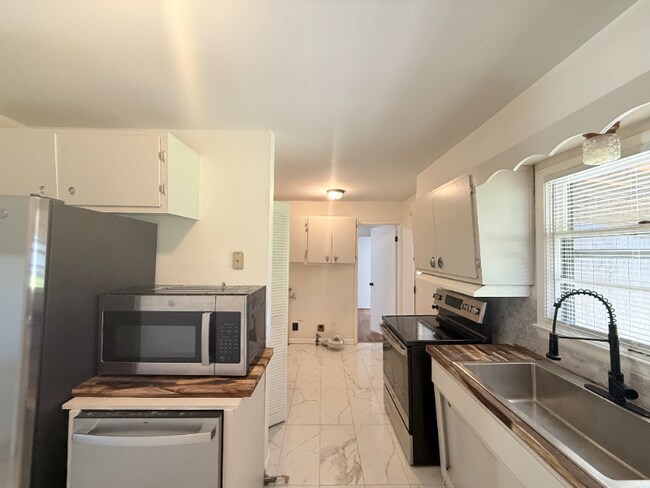 Building Photo - 2723 Hillview Dr