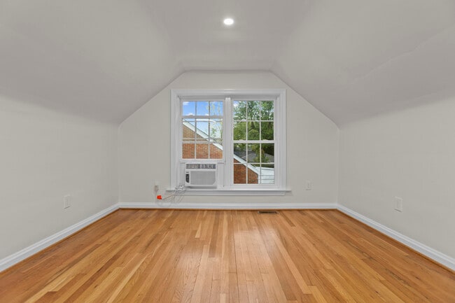 Building Photo - 549 Claymont Dr