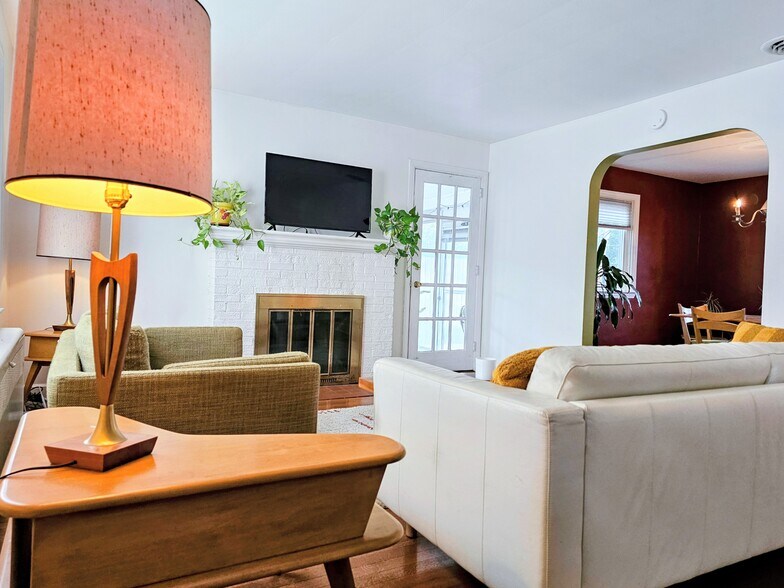 Building Photo - 947 Janet Ave