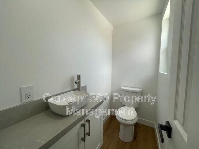 Building Photo - 940 E 43rd Pl