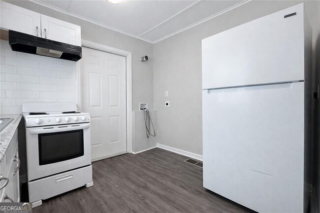 Building Photo - 2146 Brookview Dr NE