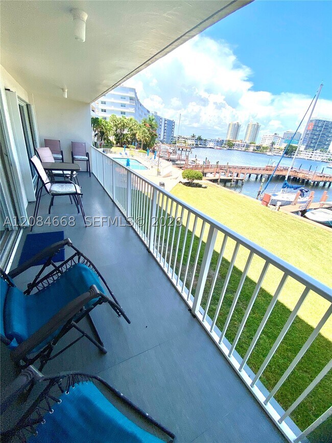 Building Photo - 400 Golden Isles Dr